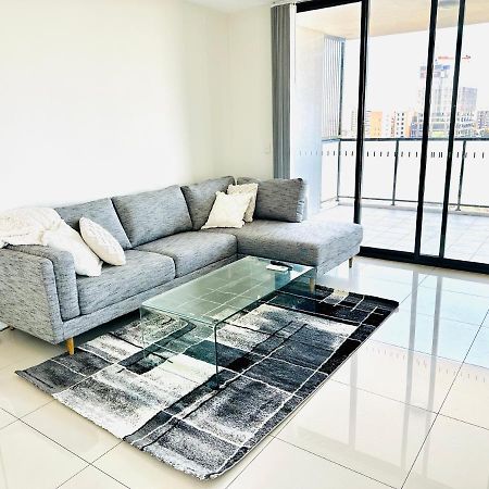 Modern 2 Bedroom & 2 Bathroom Apartment With Stunning Sydney Cbd & Skyline Views! Liverpool Kültér fotó