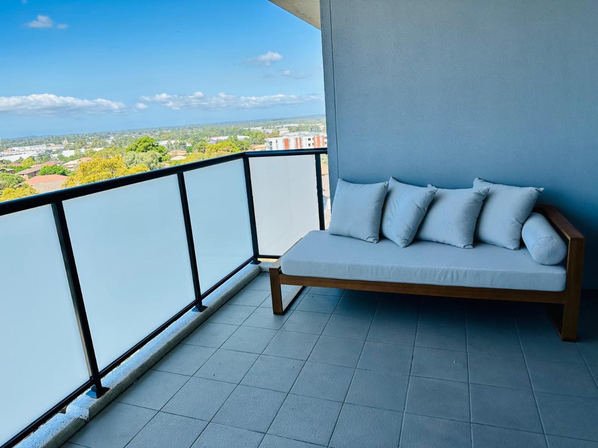 Modern 2 Bedroom & 2 Bathroom Apartment With Stunning Sydney Cbd & Skyline Views! Liverpool Kültér fotó