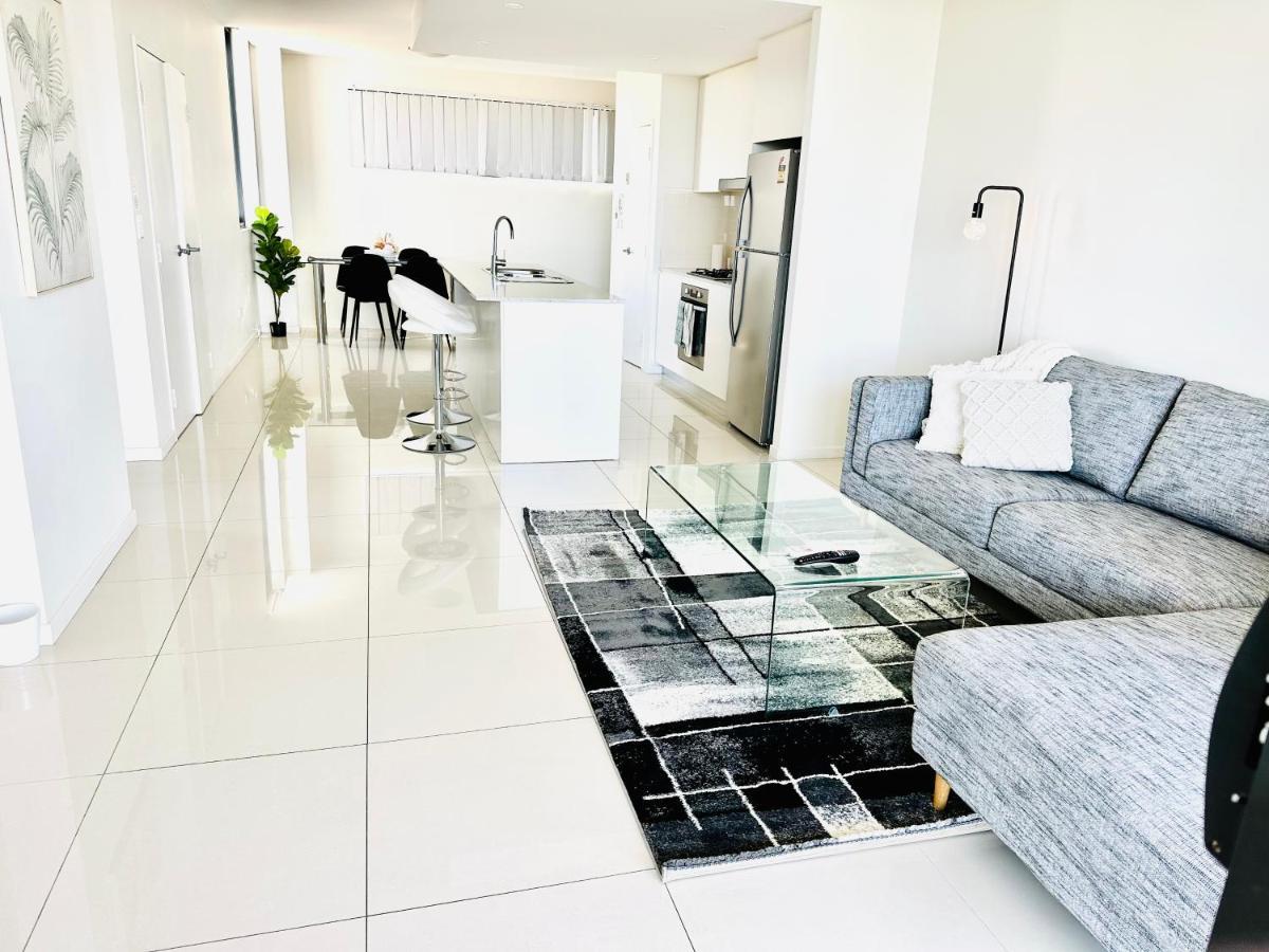 Modern 2 Bedroom & 2 Bathroom Apartment With Stunning Sydney Cbd & Skyline Views! Liverpool Kültér fotó