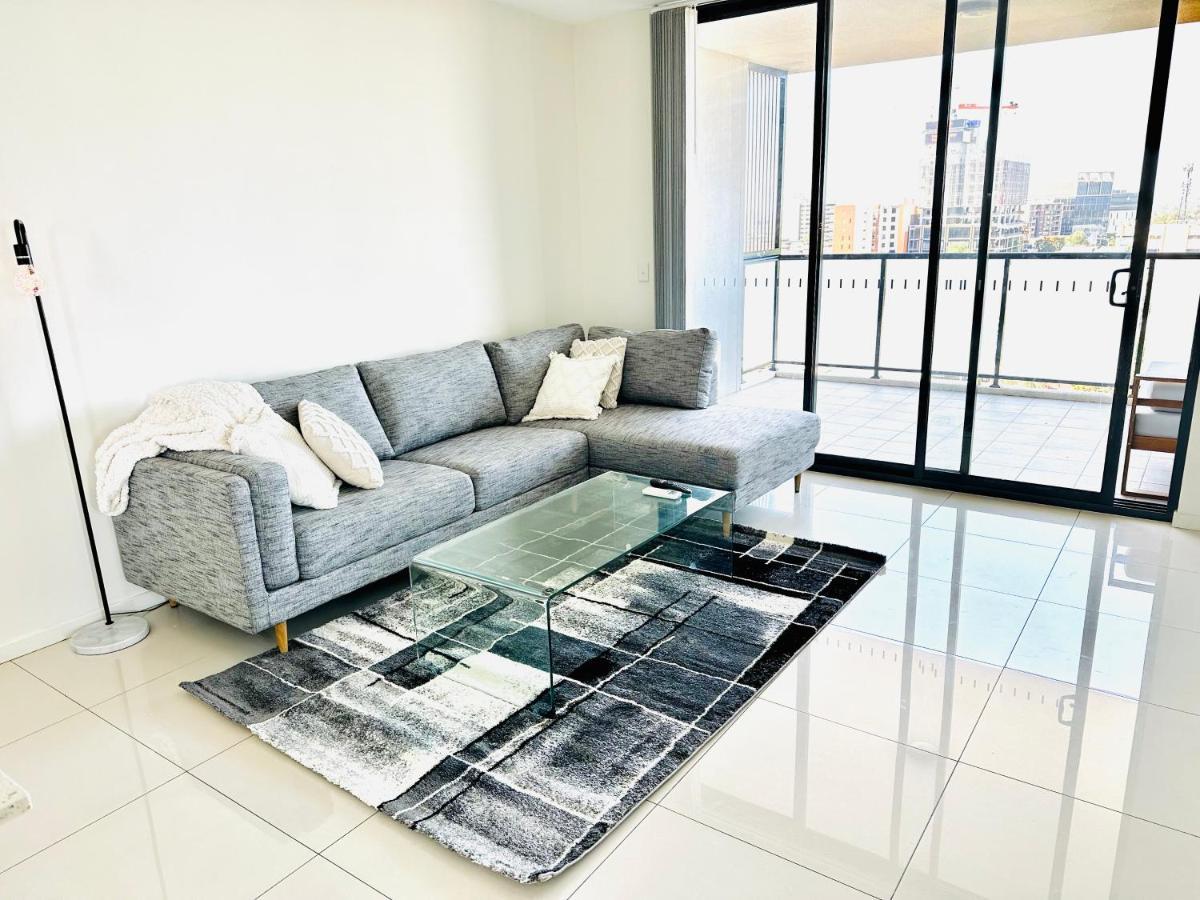 Modern 2 Bedroom & 2 Bathroom Apartment With Stunning Sydney Cbd & Skyline Views! Liverpool Kültér fotó